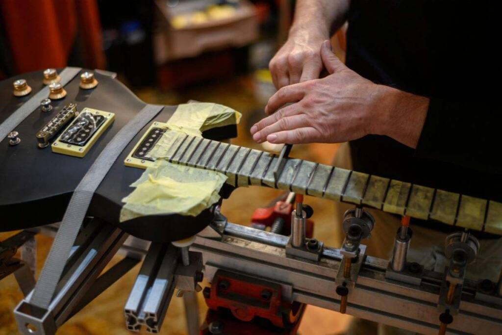 Porque una guitarra nueva necesita una calibración y llevarla al luthier 3 ajustar guitarra nueva