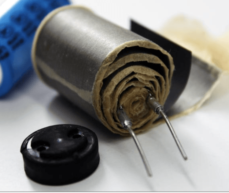 condensador electrolitico roto en el que se su interior fuera del mismo