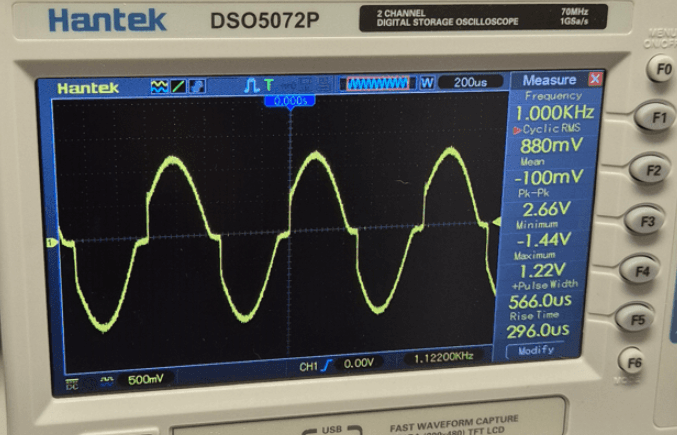 Osciloscpio mostrando distorsión de cruce en onda de amplificador guitarra clase AB por bias incorrecto o válvulas defectuosas